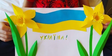 Powiększ grafikę: flaga Ukrainy z kolorowego papieru i wycięte z papieru żonkile
