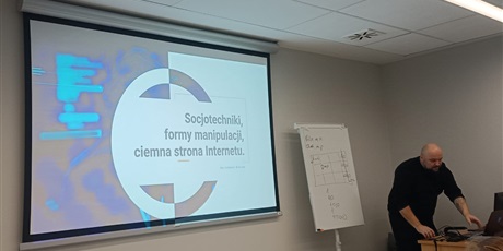 Powiększ grafikę: szkolenie-socjotechniki-formy-manipulacji-ciemna-strona-internetu-573088.jpg