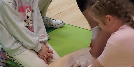 Powiększ grafikę: zasady-pierwszej-pomocy-687663.jpg